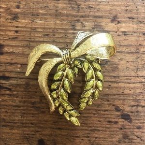 Vintage Joan Rivers Gold Bow Laurel leaves brooch